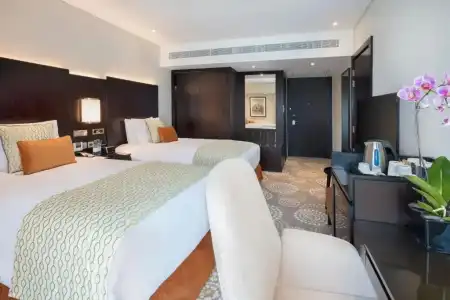 Crowne Plaza - 72