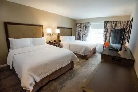 Hampton Inn and Suites Manchester - 5