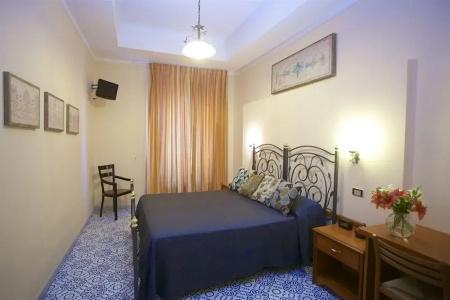 Nicolas Inn - 1