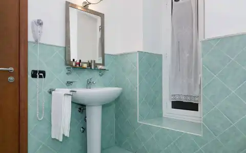Inn Rome Rooms & Suites - 8