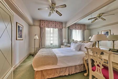 Funky Pool Side Cabana in Dtphx - 29