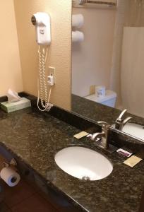 Royal Inn Eugene - 6