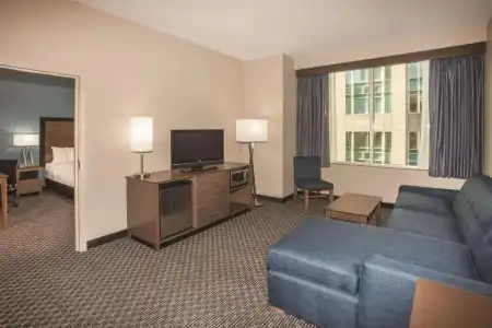 La Quinta Inn & Suites by Wyndham Chicago Downtown - 81