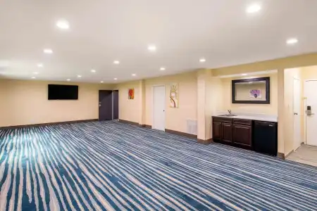 Quality Inn & Suites Plano East - Richardson - 17