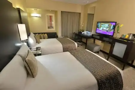 Crowne Plaza - 70
