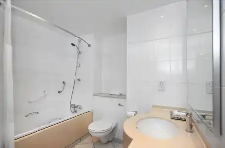 DoubleTree by Hilton Bristol North - 90