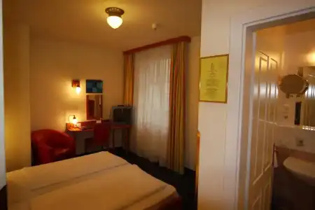 SUITE 900m ZUR OPER - 87