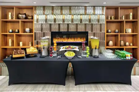 DoubleTree by Hilton Toronto Airport - 11