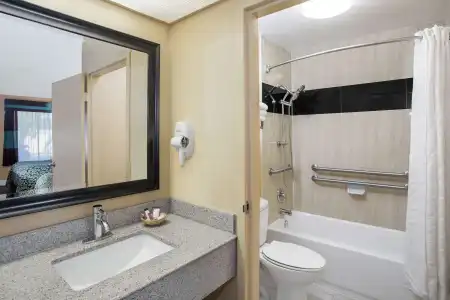 Days Inn by Wyndham Sarasota Bay - 7