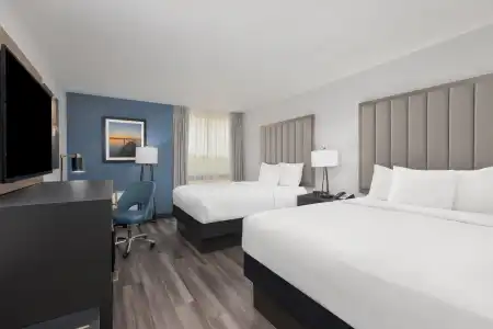 La Quinta Inn & Suites by Wyndham Dallas I-35 Walnut Hill Ln - 8