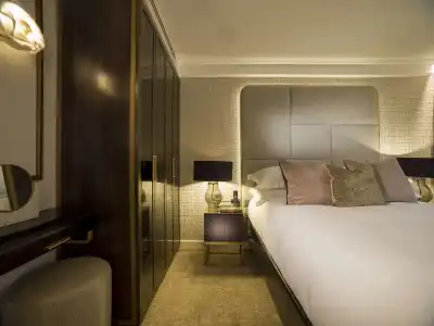 The Guardsman and Residences - 27