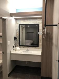 Downtowner Inn and Suites - - 8