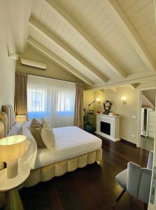 Ungherese Small Luxury - 157