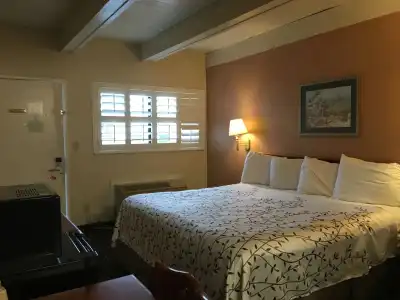 Van Ness Inn - 2
