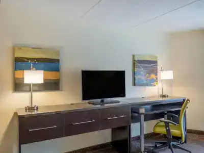 Holiday Inn Greensboro Coliseum by IHG - 49