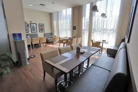 Hampton by Hilton - 13