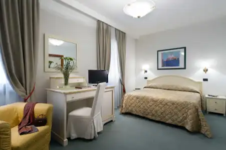 Carlton Capri - 20