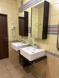 La Vie De Chateau - 145