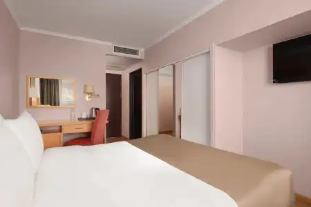 Ani Plaza - 50