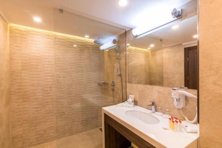 Ramada & Suites by Wyndham - 16