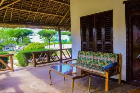 Zanzi Rest Bungalow - 3