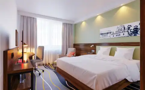 Hampton by Hilton - 6