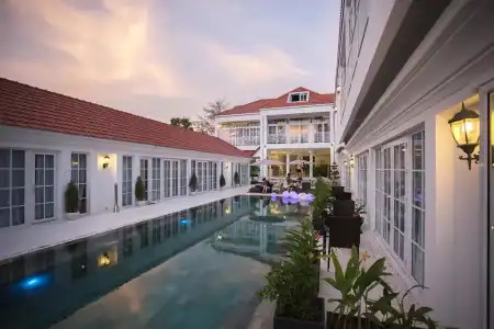 White Boutique and Residences - 3