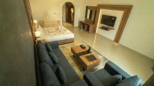 The Plaza and Resort - 9