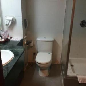 Ramada by Wyndham Colombo - 17