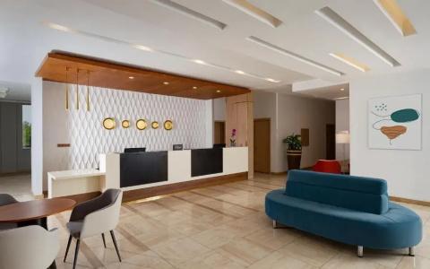 DoubleTree by Hilton - 12