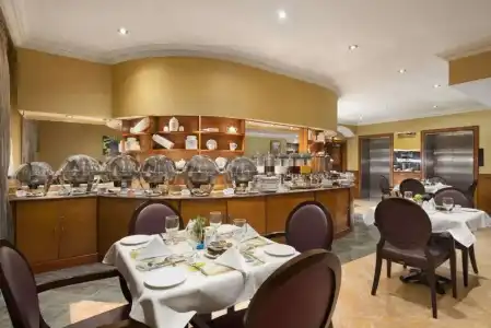 Howard Johnson by Wyndham Abu Dhabi - 5