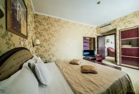 Hotel - 80