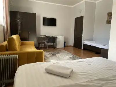 Almaty Five Seasons&Hostel - 1