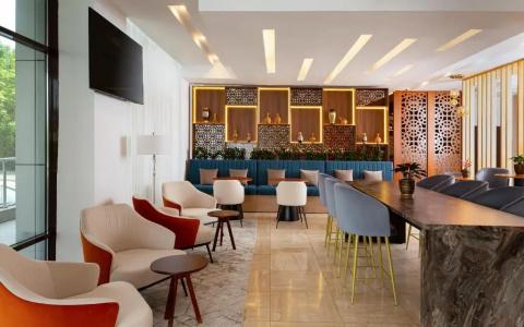 DoubleTree by Hilton - 25