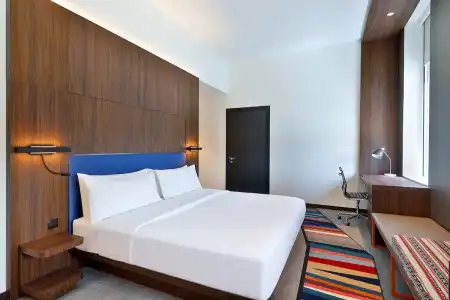 Aloft Airport - 32