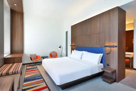 Aloft Airport - 28