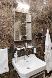 Grand Boutique - 12