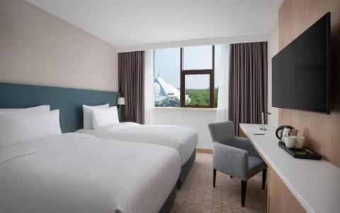 DoubleTree by Hilton - 13