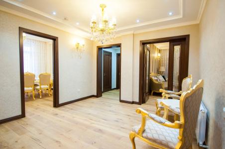 Monday Royal Apart - 100