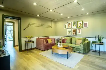 Hover Boutique - 8