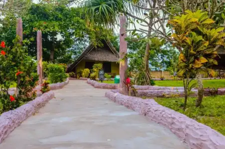 Zanzi Rest Bungalow - 1