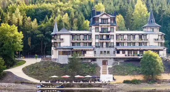 Retro Riverside Wellness Resort - 4