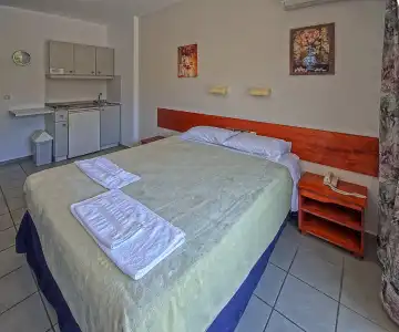 Seafront Beach Apartments - 7
