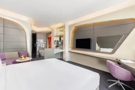 V, Curio Collection by Hilton - 44