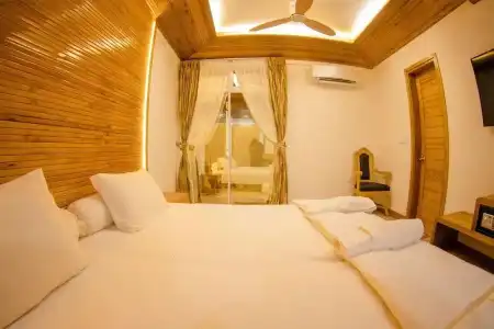 Perla Dhangethi - 17