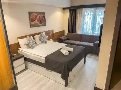 Devin Otel - 24