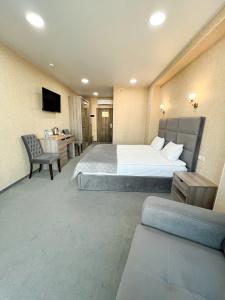 Grand Sapphire - 25