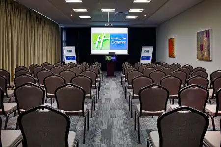 Holiday Inn Express Internet City, an IHG - 6