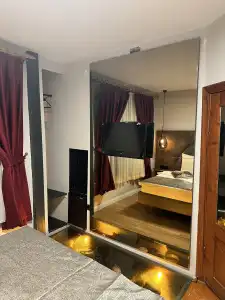 Corner Hot - 37