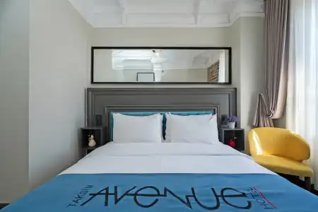 Taksim Avenue - 17